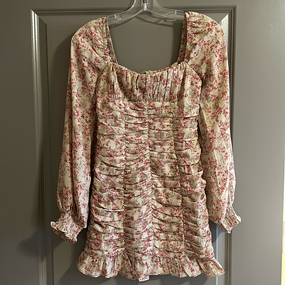 BEAUTIFUL short dress with long sleeves